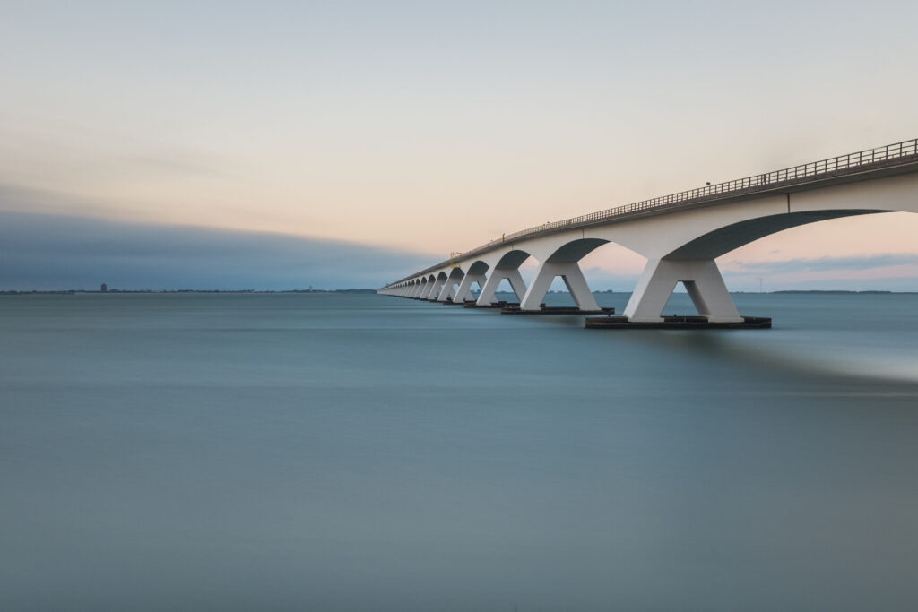 Zeelandbrug bij zonsondergang
