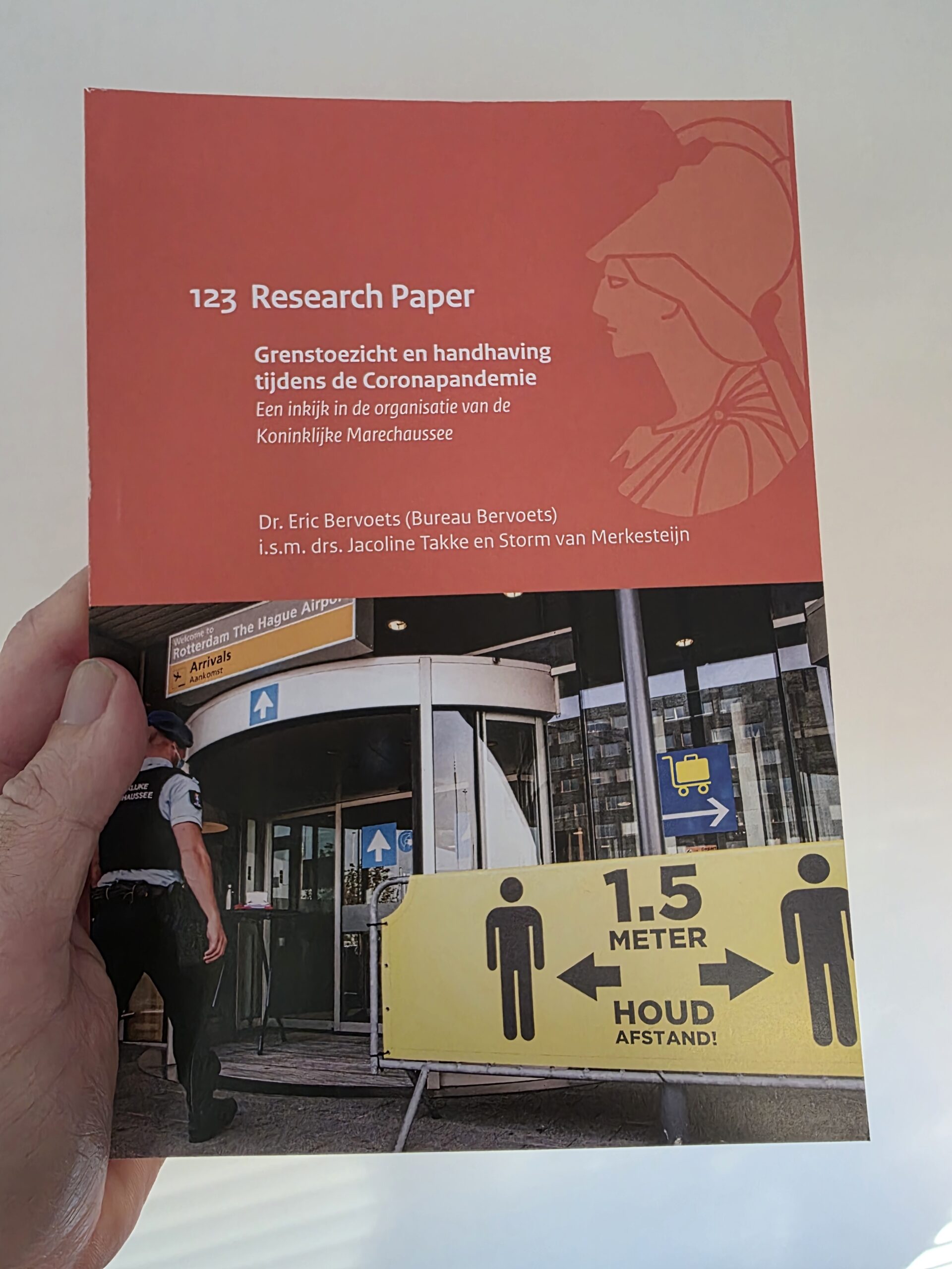 Omslag van het rapport Grenstoezicht en handhaving tijdens de coronapandemie
